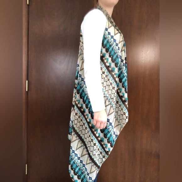 Geometric Patterned Tunic with Blue Accents - Picture 2 of 11